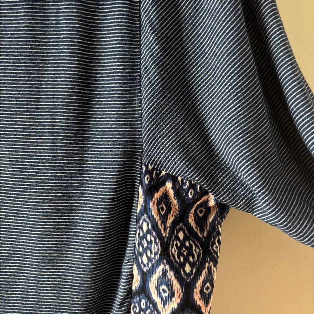 One September - Geometric Patterned V-Neck Top - Picture 4 of 8